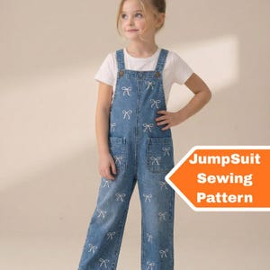 以下が含まれることがあります： 白いリボン刺繍が施されたデニムジャンプスーツ。ジャンプスーツには、フロントポケットが2つと調節可能なストラップが付いています。画像には、オレンジ色の矢印型のグラフィックで「JumpSuit Sewing Pattern」というテキストも含まれています。