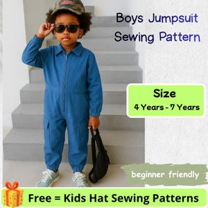 Op de afbeelding: Een kind in een blauwe jumpsuit, zonnebril en camouflagepet. De afbeelding bevat tekst: "Boys Jumpsuit Sewing Pattern" en "Size 4 Years - 7 Years". Extra tekst is "beginner friendly" en "Free = Kids Hat Sewing Patterns".