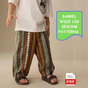 Puede incluir: Pantalones de pierna ancha con un patrón de rayas verticales en tonos verde salvia, marrón y crema con pequeños motivos triangulares. Los pantalones se combinan con una camiseta blanca y sandalias negras. Un gráfico verde incluye el texto BARREL WIDE LEG SEWING PATTERNS y un icono de PDF.