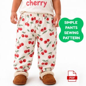 Könnte beinhalten: Cremefarbene Hose mit rotem Kirschmuster und grünen Blättern, elastischem Bund und Bündchen an den Knöcheln. Das Oberteil über der Hose zeigt das Wort cherry. Eine grüne Grafik enthält den Text SIMPLE PANTS SEWING PATTERN.