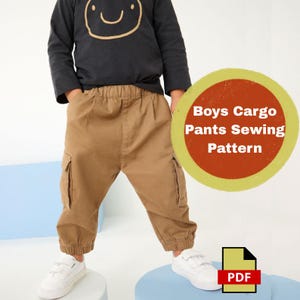 Puede incluir: Conjunto de tres jarrones de cerámica blanca con diseño texturizado y acanalado. Los jarrones miden aproximadamente 25 cm, 20 cm y 15 cm de altura. Perfectos para flores o como objetos decorativos.