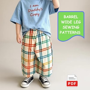 Może przedstawiać: Jasnoniebieski t-shirt z czerwonym napisem I am Daddy's Copy, zestawiony z kremowymi spodniami z szerokimi nogawkami w wielokolorową kratę w odcieniach czerwieni, zieleni i błękitu. Zielona grafika zawiera napis BARREL WIDE LEG SEWING PATTERNS.