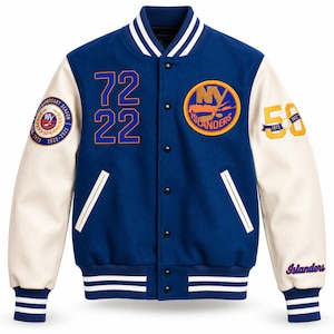 Może przedstawiać: Niebiesko-kremowa kurtka typu varsity z logo New York Islanders, liczbami 72 i 22 oraz naszywką na 50-lecie. Kurtka posiada zapięcie na zatrzaski, prążkowane ściągacze w paski przy rękawach i u dołu oraz haftowane detale na rękawach.