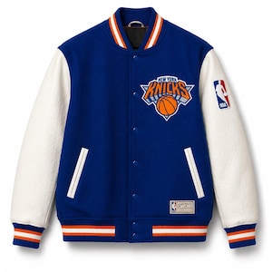 Può includere: Una giacca varsity blu con maniche bianche, caratterizzata dal logo dei New York Knicks sul petto, una toppa NBA sulla manica e un'etichetta Hardwood Classics sull'orlo. La giacca presenta una chiusura con bottoni a pressione e bordi a coste a righe blu, bianche e arancioni.