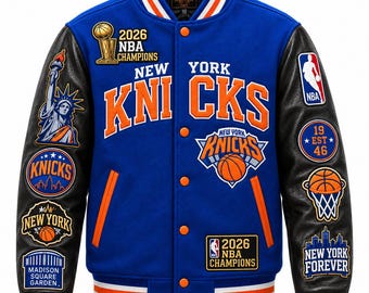Puede incluir: Una chaqueta universitaria azul con mangas de cuero negro, con ribetes a rayas naranjas y blancas. El frente muestra 'NEW YORK KNICKS' en letras naranjas, un parche de 2026 NBA Champions y varios logotipos de equipo bordados, incluyendo la Estatua de la Libertad, el Madison Square Garden y gráficos de baloncesto.