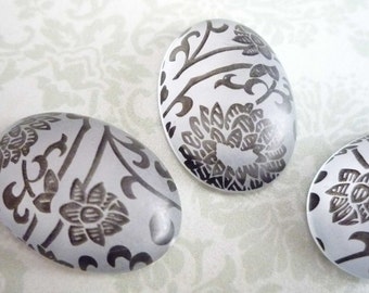 25X18mm Cabochons - Light Silver Gray & Black with Filigree Floral Design - Large Oval Flower Design Cameos - Leaves and Vines - Qty 4