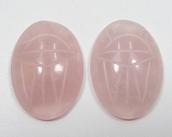 Cabochons de scarabée - Pierres précieuses ovales 25 x 18 mm - Pierre naturelle de quartz rose - Scarabée vert sculpté - Symboles égyptiens au dos - Qté 2