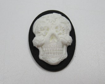 Skull Cameos - Day of the Dead - White on Black Skull Cabochons - Flower Accents - 25X18mm Oval Resin Cabochons - Halloween Pendant - Qty 4