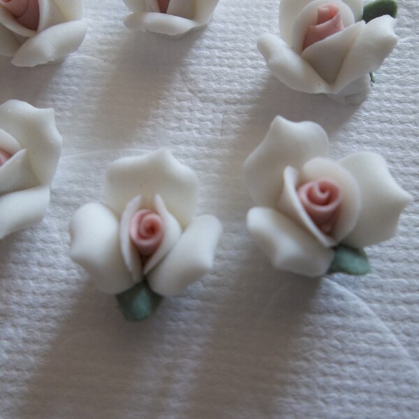 11mm Roses blanches en céramique - Dos plat - Cabochons de fleur de 1/2 » - Avec le centre rose et la feuille verte - embellissement de fleur de porcelaine - Qty 6