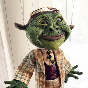 Wykonane na zamówienie – marionetka Pan Ropuch, postać z serialu „Wierzbowy wiatr”