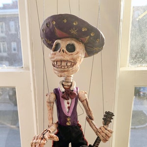 Marioneta esqueleto del guitarrista del Día de los Muertos (hecha a pedido)