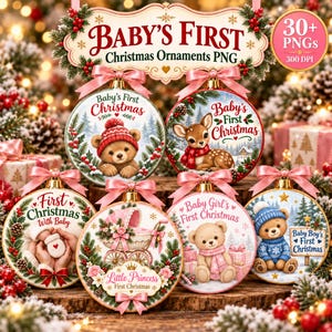 Può includere: Una collezione di sei decorazioni natalizie rotonde con illustrazioni festive di orsacchiotti, un cerbiatto, una carrozzina e mani che tengono una piccola muffola. Ogni ornamento è sormontato da un fiocco di raso rosa e riporta la scritta Baby's First Christmas.