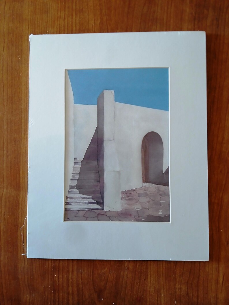 Puede incluir: Una pintura de acuarela de un edificio blanco con un cielo azul de fondo. El edificio tiene una puerta y una escalera que conduce a &eacute;l.