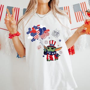 Patriotic Baby Yoda Shirt, 4th Of July Star Wars Tee, Grogu Independence Day Shirt, USA Disney Graphic Tee, Cute Patriotic Vacation Shirt bild 5