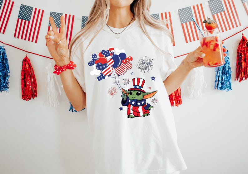 Patriotic Baby Yoda Shirt, 4th Of July Star Wars Tee, Grogu Independence Day Shirt, USA Disney Graphic Tee, Cute Patriotic Vacation Shirt bild 5