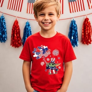 Patriotic Baby Yoda Shirt, 4th Of July Star Wars Tee, Grogu Independence Day Shirt, USA Disney Graphic Tee, Cute Patriotic Vacation Shirt bild 1