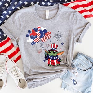 Patriotic Baby Yoda Shirt, 4th Of July Star Wars Tee, Grogu Independence Day Shirt, USA Disney Graphic Tee, Cute Patriotic Vacation Shirt bild 6
