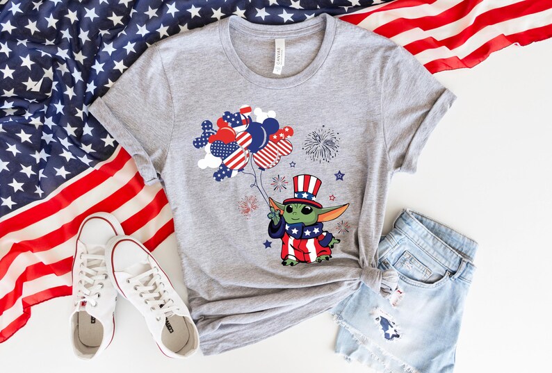 Patriotic Baby Yoda Shirt, 4th Of July Star Wars Tee, Grogu Independence Day Shirt, USA Disney Graphic Tee, Cute Patriotic Vacation Shirt bild 6