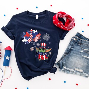 Patriotic Baby Yoda Shirt, 4th Of July Star Wars Tee, Grogu Independence Day Shirt, USA Disney Graphic Tee, Cute Patriotic Vacation Shirt bild 2