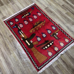 Alfombra de guerra afgana hecha a mano de 76 x 114 cm, alfombra pictórica anudada a mano, arte popular militar rojo, tapiz de pared con diseño de tanque y helicóptero, decoración tribal, alfombra de entrada.