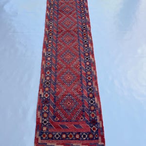 Roter, handgeknüpfter Läufer im balochischen Stil (2 x 8 Fuß), Wolle, geometrisches Muster, traditioneller Vintage-Teppich für Eingangsbereich/Flur im Boho-Stil