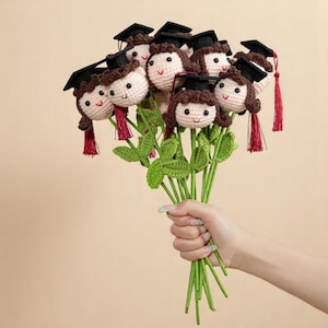 Gehäkelte Blumen für die Graduierung, handgefertigte gestrickte Abschlusspuppen, Abschlussgeschenk, handgemachte gestrickte Blume, Jungen-Mädchen häkeln Blumen