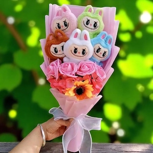 Ramo de peluche de conejito monstruo, ramo de flores para siempre, ramo de anime colorido, regalo de aniversario, regalo único para niños pequeños, flores de peluche kawaii