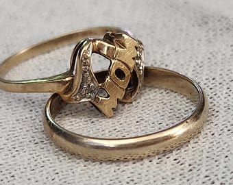 Lote de 2 anillos de oro amarillo de 10 quilates, probados, 3,6 gramos.