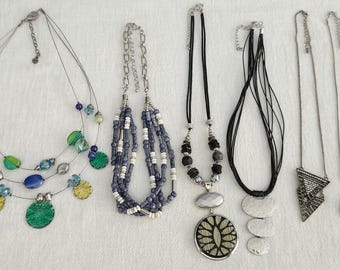 Lote de 6 collares plateados de varios estilos y longitudes.