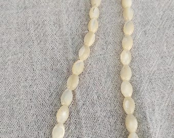 Collar de nácar natural de 43 cm con cierre de barril, años 70.
