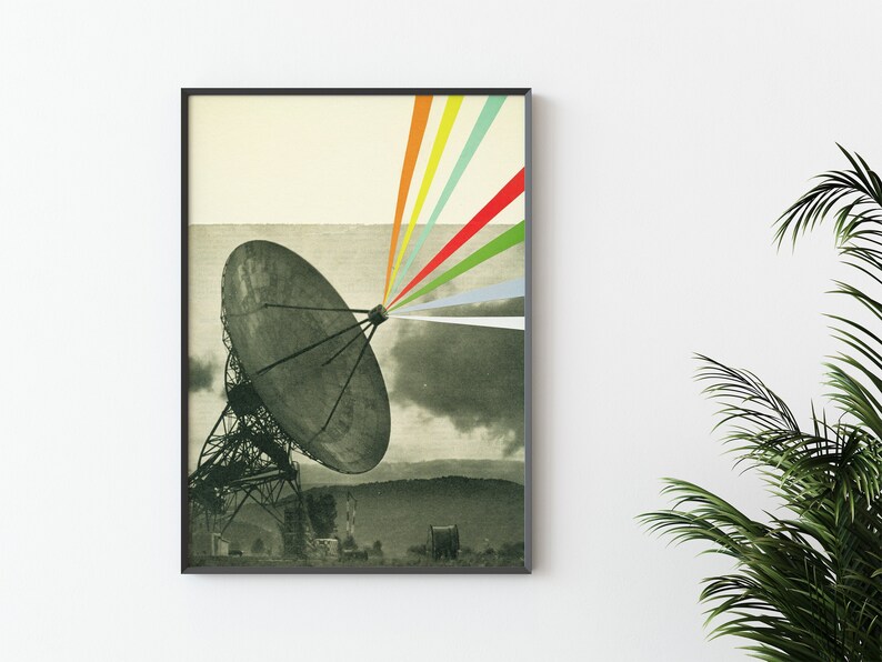 K&ouml;nnte beinhalten: Ein Schwarzwei&szlig;foto einer gro&szlig;en Satellitensch&uuml;ssel mit einem Regenbogen aus Farben, der von der Sch&uuml;ssel ausstrahlt.