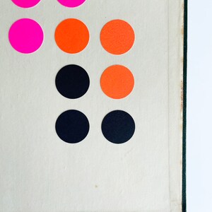 K&ouml;nnte beinhalten: Ein Set aus drei Keramikbechern mit gesprenkelter, matter Oberfl&auml;che. Die Becher sind in den Farben Creme, Hellgrau und Dunkelgrau gehalten. Jeder Becher hat ein schlichtes, minimalistisches Design und einen abgerundeten Henkel.