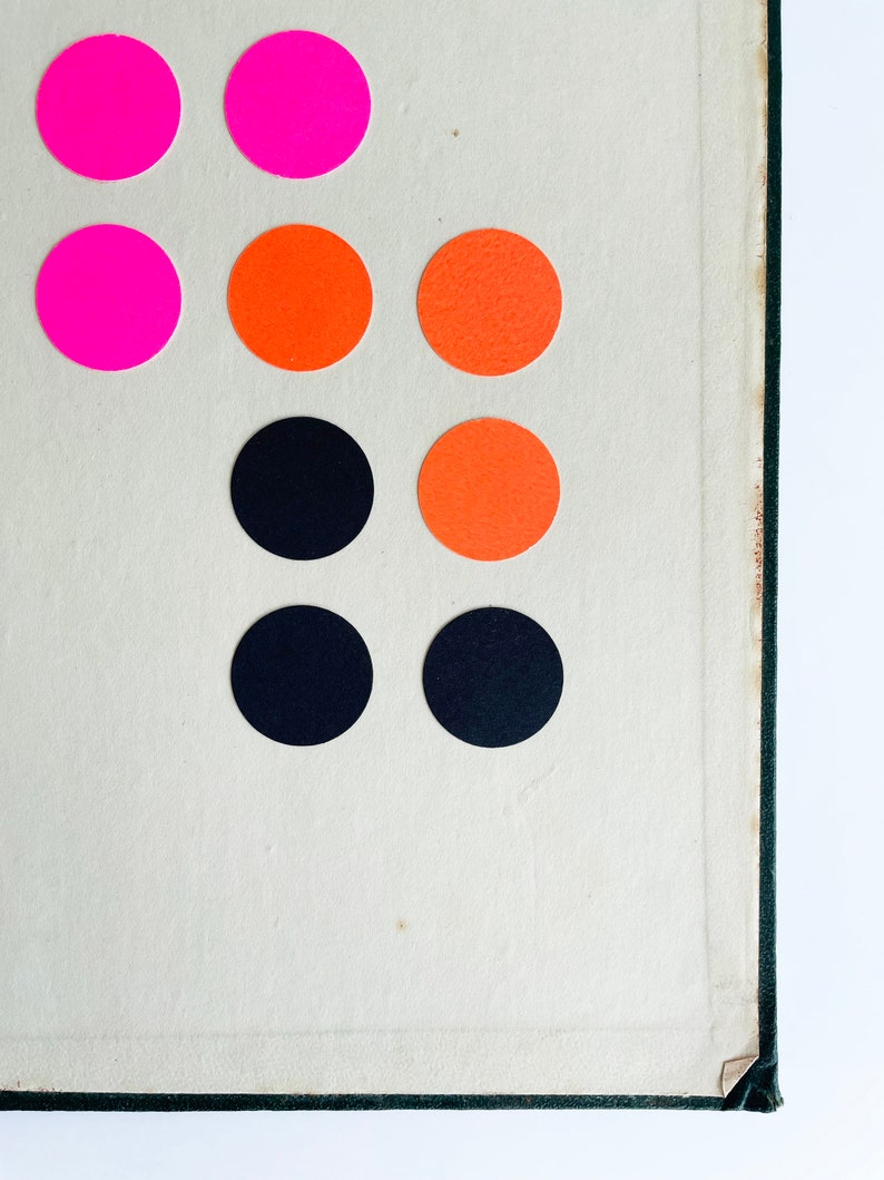 K&ouml;nnte beinhalten: Ein Set aus drei Keramikbechern mit gesprenkelter, matter Oberfl&auml;che. Die Becher sind in den Farben Creme, Hellgrau und Dunkelgrau gehalten. Jeder Becher hat ein schlichtes, minimalistisches Design und einen abgerundeten Henkel.