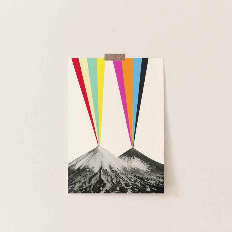 Puede incluir: Impresi&oacute;n de arte abstracto con dos monta&ntilde;as en blanco y negro con un arco&iacute;ris de colores que irradian desde las cumbres.