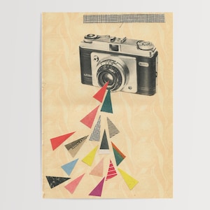Puede incluir: Una cámara vintage con cuerpo negro y plateado apunta a una serie de triángulos de papel de colores. Los triángulos son en tonos de rojo, naranja, amarillo, verde, azul y morado.