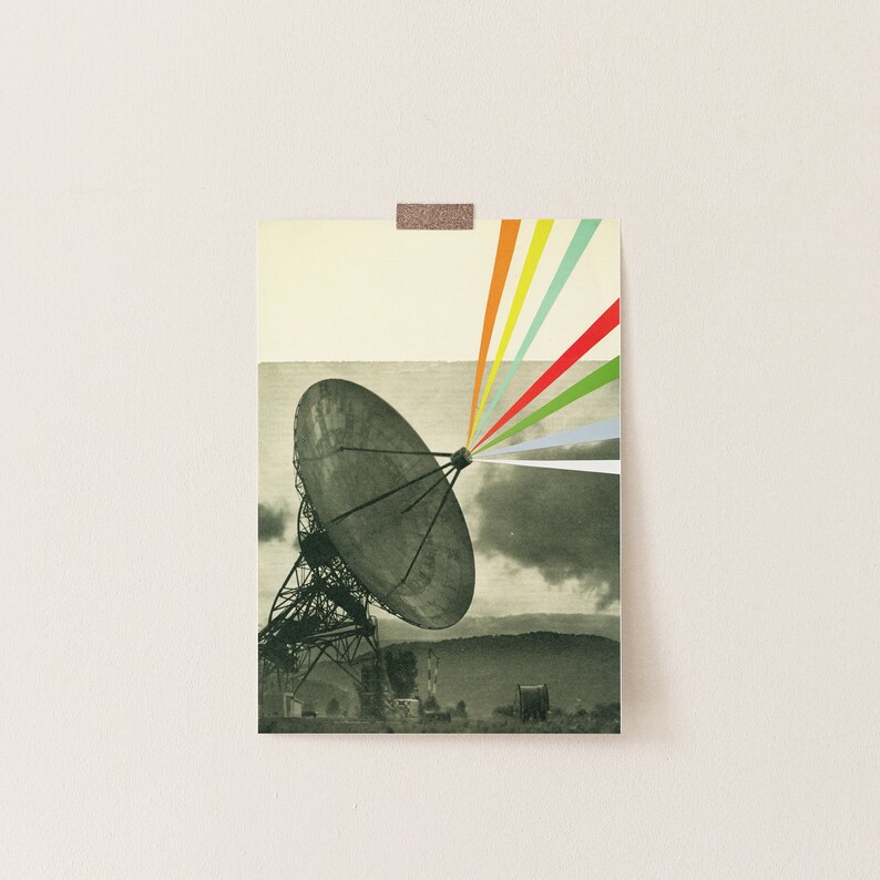 K&ouml;nnte beinhalten: Ein Schwarzwei&szlig;foto einer gro&szlig;en Satellitensch&uuml;ssel mit einem bunten Regenbogen aus Licht, der aus der Mitte der Sch&uuml;ssel strahlt.