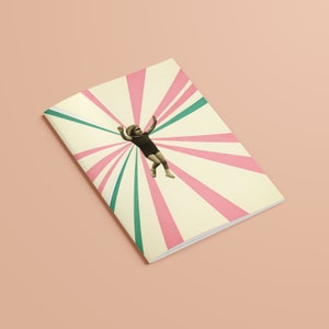 Pode incluir: Uma capa de caderno de estilo vintage com uma criança de fato de banho a saltar no ar contra um fundo de riscas cor-de-rosa e verdes.