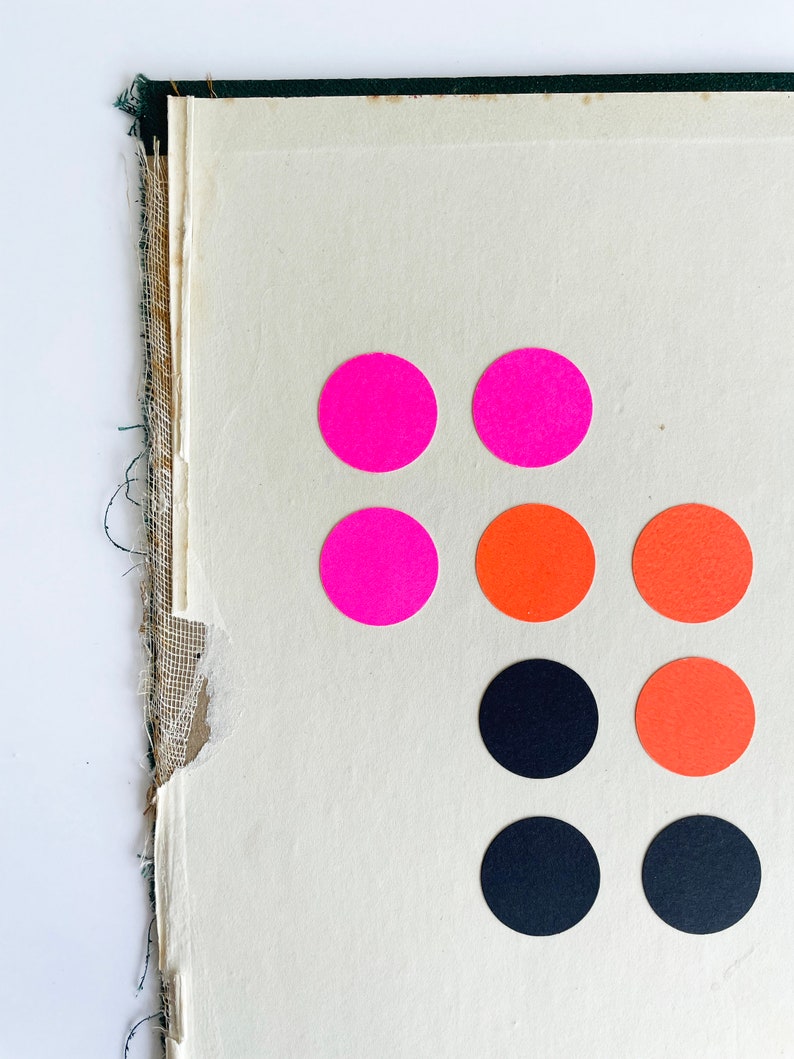 K&ouml;nnte beinhalten: Abstrakte Komposition mit zerrissenem Papierhintergrund und dunkelgr&uuml;nem Rand. Helle pinkfarbene, orangefarbene und schwarze runde Aufkleber sind in einem Muster auf dem Papier angeordnet und bilden ein farbenfrohes, modernes Design.