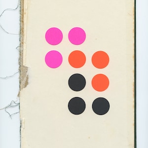 K&ouml;nnte beinhalten: Ein Set aus drei Keramikbechern mit gesprenkelter, matter Oberfl&auml;che. Die Becher sind in Creme-, Hellgrau- und Dunkelgraut&ouml;nen gehalten. Jeder Becher hat ein schlichtes, minimalistisches Design, ideal f&uuml;r Kaffee oder Tee.