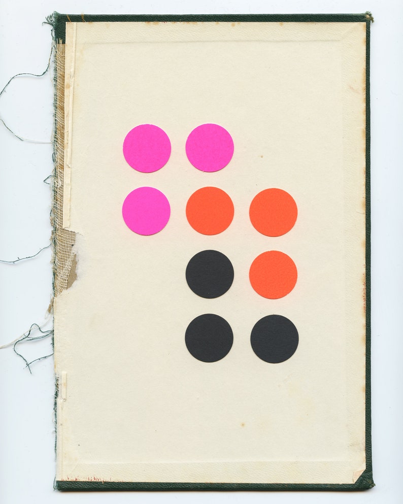 K&ouml;nnte beinhalten: Ein Set aus drei Keramikbechern mit gesprenkelter, matter Oberfl&auml;che. Die Becher sind in Creme-, Hellgrau- und Dunkelgraut&ouml;nen gehalten. Jeder Becher hat ein schlichtes, minimalistisches Design, ideal f&uuml;r Kaffee oder Tee.