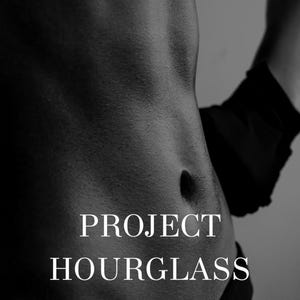 Könnte beinhalten: Schwarz-Weiß-Bild eines menschlichen Torsos mit dem Text "PROJECT HOURGLASS" und "THE ULTIMATE 4 WEEK SHAPE-UP PLAN." Das Digisphere Studios Logo ist unten zu sehen.