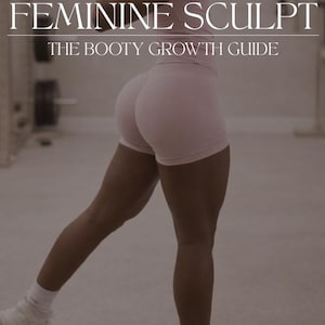 Könnte beinhalten: Bild mit dem Text "FEMININE SCULPT" und "THE BOOTY GROWTH GUIDE". Eine Person trägt ein hellrosa Trainingsoutfit. Der Hintergrund zeigt ein Fitnessstudio mit Trainingsgeräten. Das Bild enthält auch ein Logo.