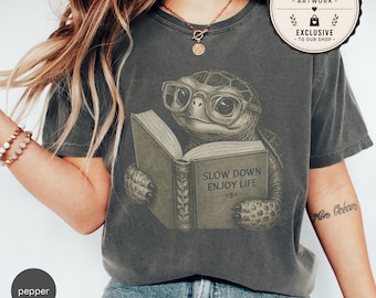 Shirt met schildpadleesboek | Slow Down Enjoy Life-T-shirt | T-shirt boekenliefhebber | T-shirt met tekstschildpad | Bibliofiele cadeau | Boxy-T-shirt voor dames