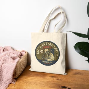 Friedhof Shift Skeleton Tragetasche | Vintage Nachtschicht Design Bild 5