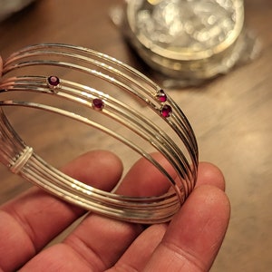 Lot med 31 vintage silverarmband med simulerade födelsestenar