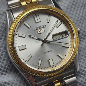 Seiko President con caja, esfera plateada, día/fecha, movimiento bicolor 7009