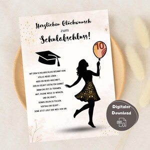 Könnte beinhalten: Abschlusskarte mit dem Text "Herzlichen Glückwunsch zum Schulabschluss!". Sie zeigt eine Silhouette, die einen Ballon mit der Zahl 10 hält, sowie einen "Digitaler Download"-Button und inspirierenden Text.