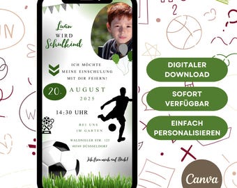 Può includere: Un modello di invito digitale per una festa scolastica con la foto di un bambino, la sagoma di un calciatore, un pallone e erba verde. Il testo include Luan wird Schulkind, 20. August 2025, 14:30 Uhr e un indirizzo. Tre pulsanti verdi mostrano Digitaler Download, Sofort verfügbar e Einfach personalisieren.