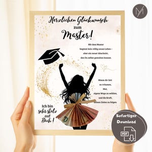 Könnte beinhalten: Gerahmter Druck mit dem Text "Herzlichen Glückwunsch zum Master!" und einer Silhouette einer Person, die ihren Abschluss feiert. Der Druck enthält eine Abschlusskappe, goldene Glitzerakzente und einen Rock aus Euro-Banknoten. Der Text "Ich bin sehr stolz auf Dich!" ist ebenfalls sichtbar.