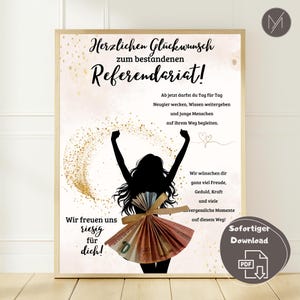 Peut inclure: Une affiche encadrée avec du texte allemand et une silhouette d'une personne les bras levés. La jupe de la personne est faite de billets en euros. Des paillettes dorées et du texte accentuent le design. L'affiche est un cadeau de félicitations.